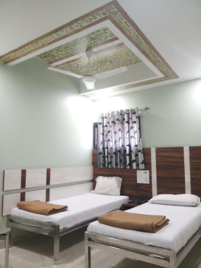 Hotel Crystal Surat Zewnętrze zdjęcie